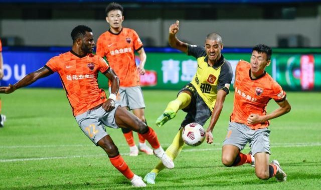 竞彩足球-中超赛场首次击败广州队 卡洛斯：郜林是深足典范