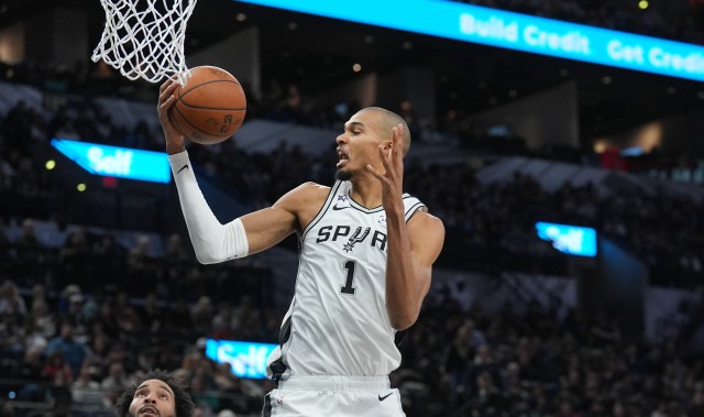 足球比分-统治级表现！文班亚马上半场16分钟9投7中&amp;三分6中5 轰下20分6板