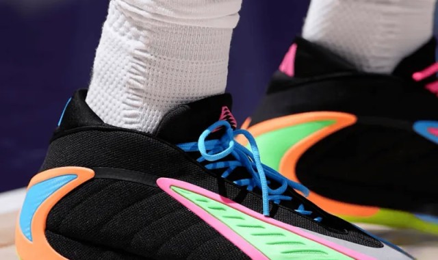 竞彩足球-爱德华兹穿着彩色AE2，空砍36分2篮板5助攻1抢断